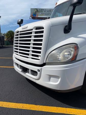 2015 Freightliner Cascadia Detroit DD15, 10 Spd 720K, Fridge - cars... for sale in Fort Myers, FL – photo 24