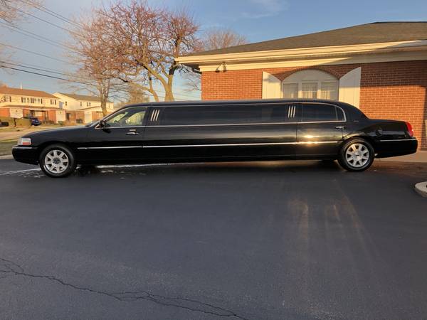 2008 Lincoln Town Car Limousine Limo - cars & trucks - by owner -... for sale in Depew, NY – photo 2
