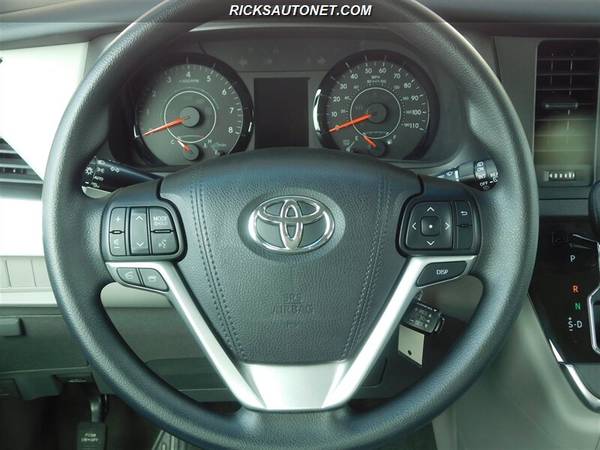 2017 Toyota Sienna (only 298 miles ) for sale in Cedar Rapids, IA – photo 11