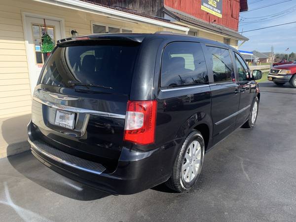2016 Chrysler Town & Country Touring (LEATHER-DVD-FINANCING OK!) -... for sale in Macedon, NY – photo 3