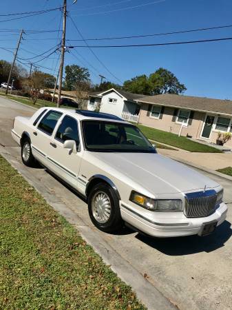 1997 Lincoln town car only 157kmiles must sell $2250 obo - cars &... for sale in Kenner, LA – photo 4