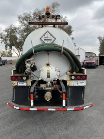 2001 International 2554 Presvac 2,500 gal Vacuum Tank Truck for sale in Fontana, NY – photo 5