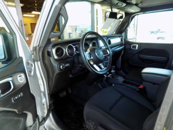 2020 Jeep Gladiator Sport S 4x4 LIKE NEW HARD TO FIND ! for sale in Bullhead City, AZ – photo 12