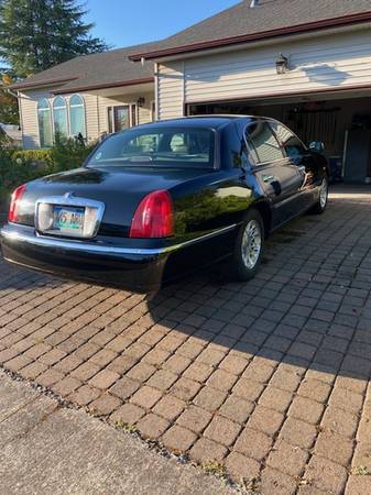 1998 Lincoln Town Car Signature; 1 Family Owned - - by for sale in Klamath Falls, OR – photo 3
