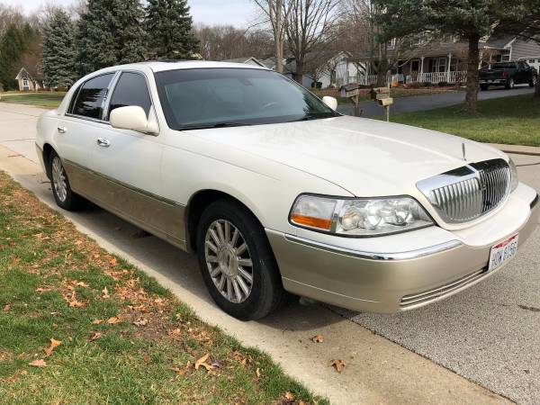 2003 Lincoln Town Car Signature - cars & trucks - by owner - vehicle... for sale in Monclova, OH