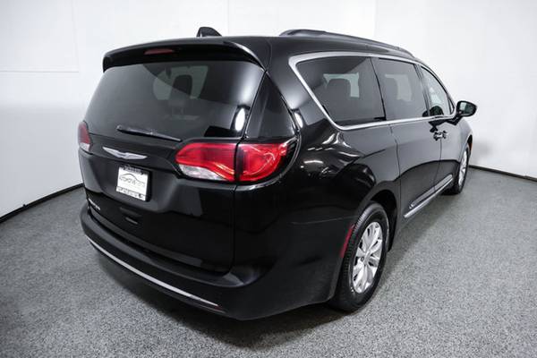 2017 Chrysler Pacifica, Brilliant Black Crystal Pearlcoat for sale in Wall, NJ – photo 5