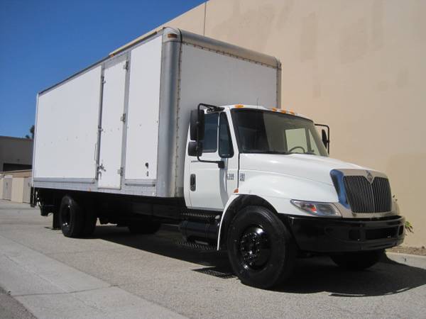 International 4300 DT466 24' Box Truck Lift Gate Moving Truck 4400 for sale in Signal Hill, UT