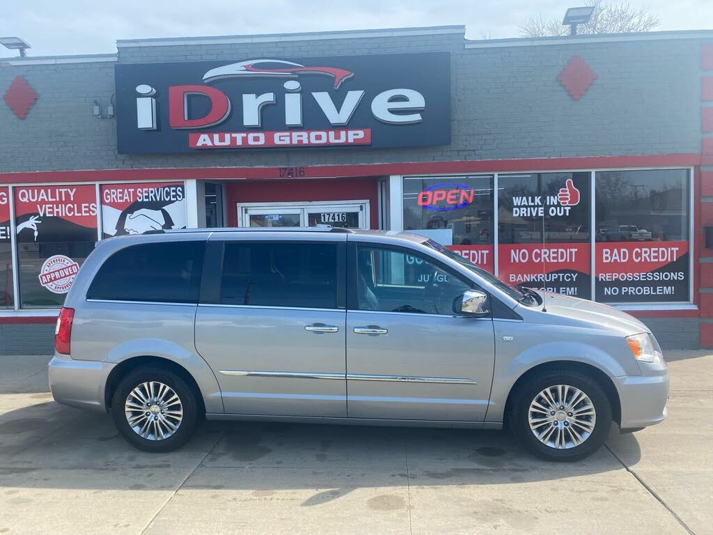 2014 Chrysler Town & Country 30th Anniversary FWD for sale in Eastpointe, MI – photo 2