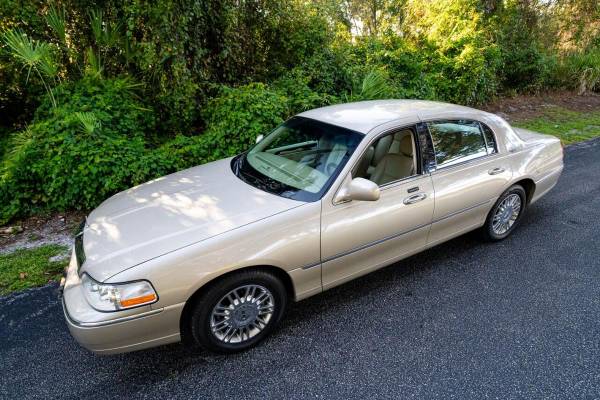 2008 Lincoln Town Car Signature Limited 4dr Sedan - CALL or TEXT... for sale in Sarasota, FL – photo 2