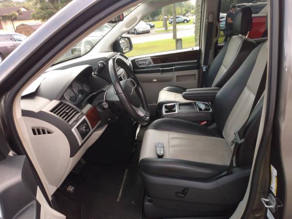 2010 chrysler town country - cars & trucks - by dealer - vehicle... for sale in Summerville , SC – photo 7