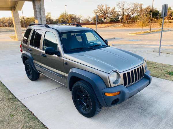 Jeep liberty 4 x 4 - cars & trucks - by owner - vehicle automotive... for sale in Kennedale, TX