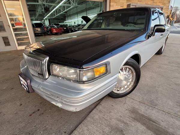 1997 LINCOLN TOWN CAR - - by dealer - vehicle for sale in MILWAUKEE WI 53209, WI