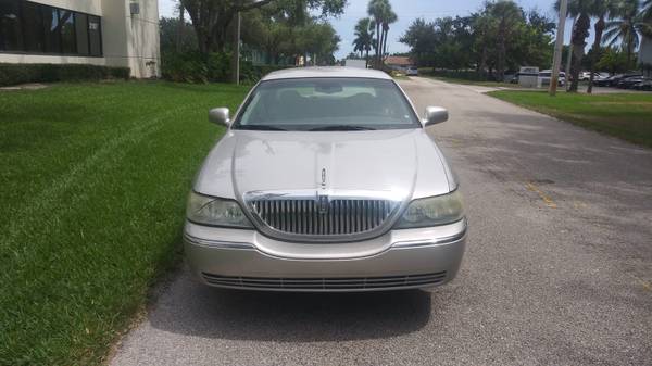 Lincoln Town Car Signature 2005 - - by dealer for sale in West Palm Beach, FL – photo 2