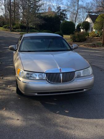 2000 LINCOLN TOWNCAR TOWN CAR 157,000 MILES - cars & trucks - by... for sale in Greer, SC – photo 4