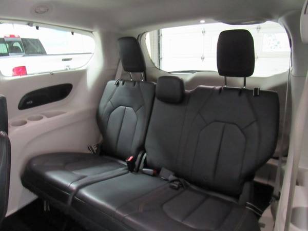 2017 Chrysler Pacifica FWD 4D Passenger Van / Minivan/Van Touring L Pl for sale in Waterloo, IA – photo 17