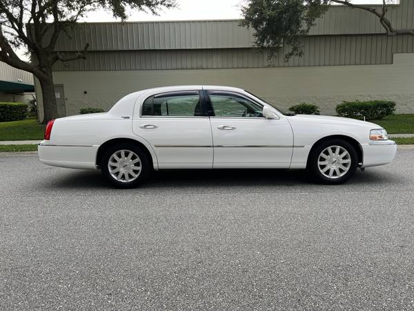 2011 LINCOLN TOWN CAR SIGNATURE LIMITED - CLEAN TITLE - cars & for sale in Orlando, FL – photo 8