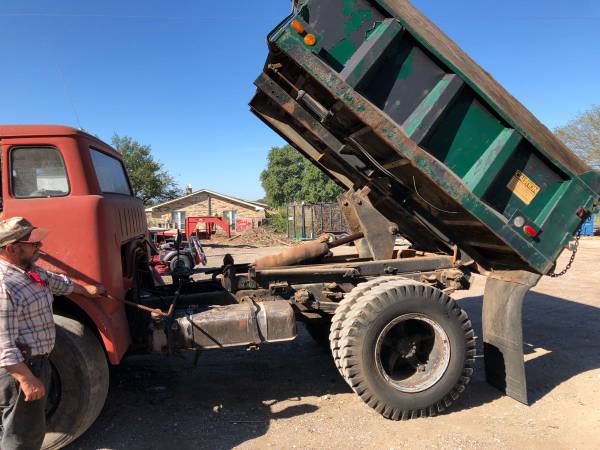 67' Ford F-700 Dump Truck for sale in Rio Vista, TX – photo 4