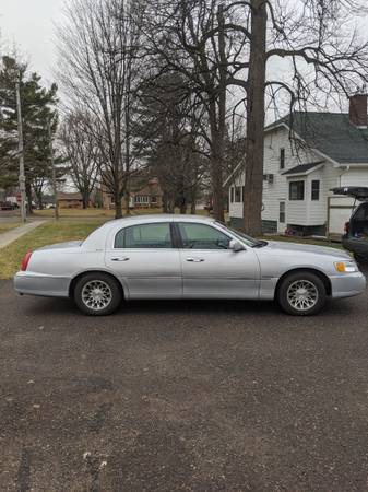 Lincoln Town Car 2000 - cars & trucks - by owner - vehicle... for sale in Thorp, WI – photo 2