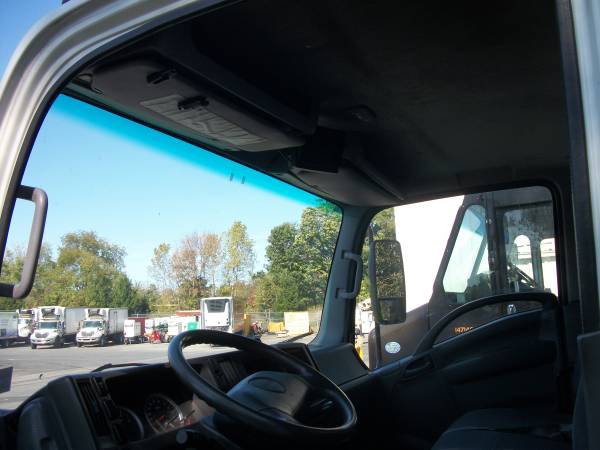 2011 Isuzu Box truck with liftgate for sale in Warrendale, PA – photo 6