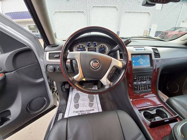 2011 Cadillac Escalade Sport Utility 4D AWD V8, Flex Fuel, 6.2 Liter... for sale in Hillsboro, IL – photo 9