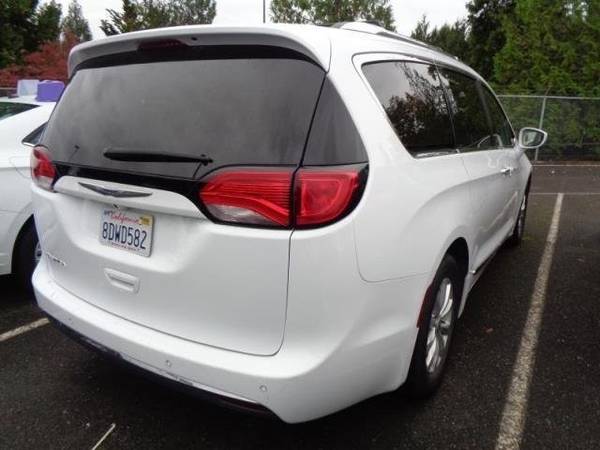 2018 Chrysler Pacifica Touring L Passenger Van for sale in Milwaukie, OR – photo 3