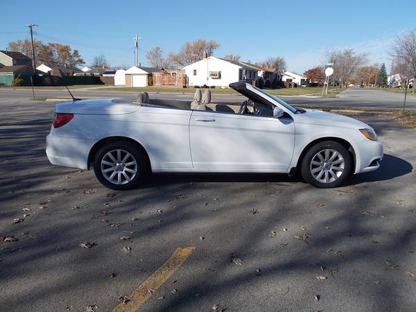2014 Chrysler 200 convt. Like new, mint. - cars & trucks - by owner... for sale in Buffalo, NY