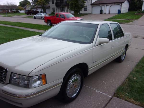 1997 Cadillac Sedan Deville low miles for sale in Muscatine, IA – photo 3