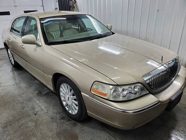 2005 Lincoln Town Car - - by dealer - vehicle for sale in Springfield, MO