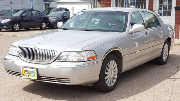 2003 LINCOLN TOWN CAR SIGNATURE AUTO LOADED LEATHER!! for sale in Cleveland, OH