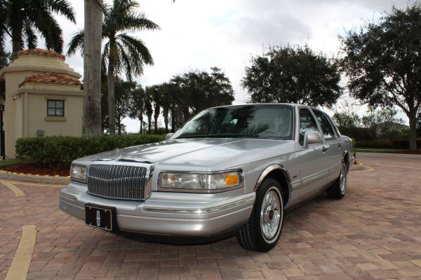 Lincoln Town Car - - by dealer - vehicle automotive sale for sale in West Palm Beach, FL