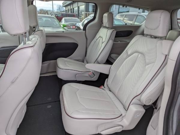 2017 Chrysler Pacifica FWD 4D Passenger Van/Minivan/Van Limited for sale in Waterloo, IA – photo 17
