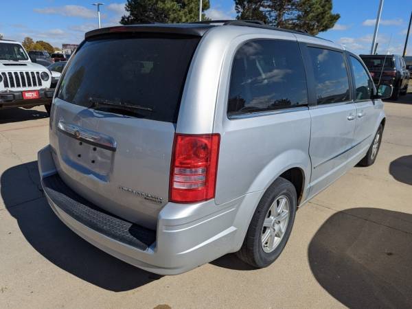 Used 2010 Chrysler Town & Country FWD 4D Passenger Van/Minivan/V for sale in Waterloo, IA – photo 12