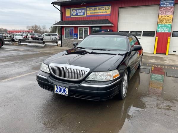 2006 Lincoln TOWN CAR EXECUTIVE L RWD V8-JUST IN! for sale in Ogdensburg, NY