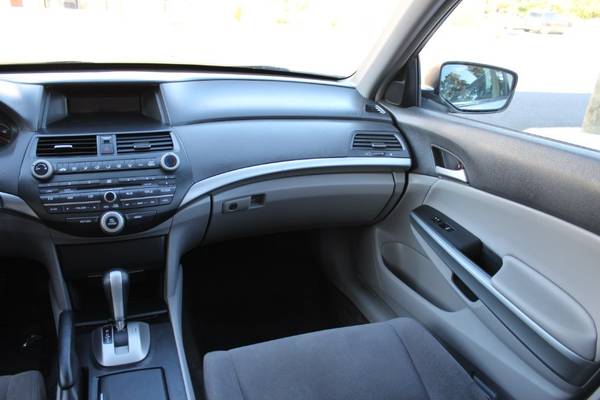 Take a look at this 2009 Honda Accord Sdn-Hartford for sale in Manchester, CT – photo 15