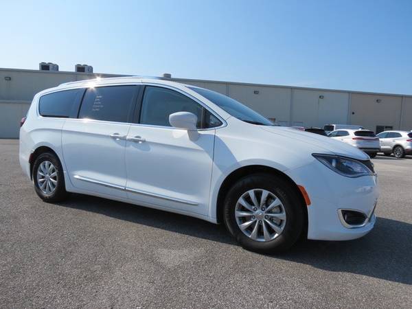 2018 Chrysler Pacifica Bright White Clearcoat PRICED TO SELL! for sale in Pensacola, FL