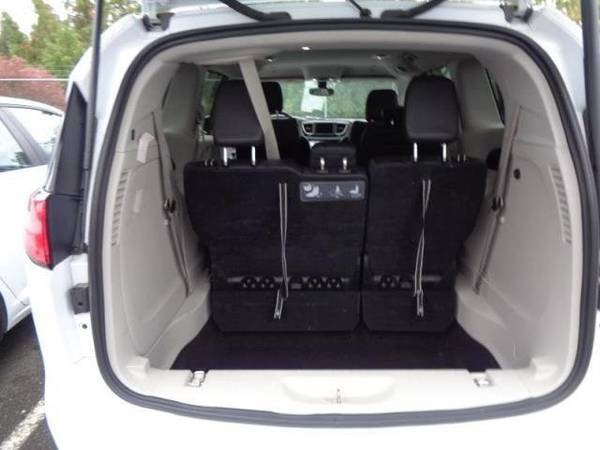 2018 Chrysler Pacifica Touring L Passenger Van for sale in Milwaukie, OR – photo 8