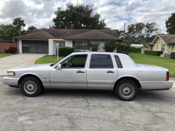 1995 Lincoln Town Car - cars & trucks - by owner - vehicle... for sale in Vero Beach, FL – photo 9