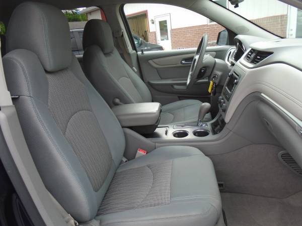 2017 Chevrolet Traverse LS AWD - - by dealer - vehicle for sale in Bettendorf, IA – photo 7