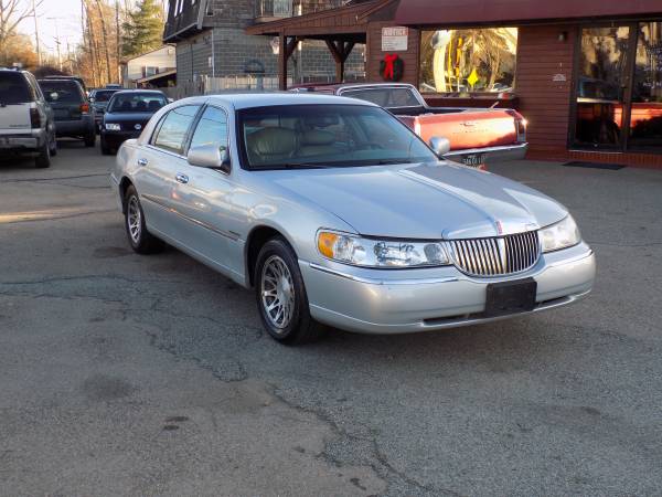 2001 LINCOLN TOWN CAR SIGNAT - - by dealer - vehicle for sale in Brockton, MA – photo 3