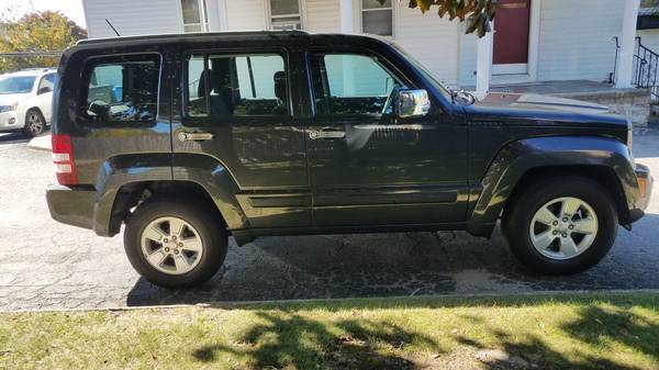 2011 Jeep Liberty 4X4 Low miles CLEAN for sale in West Warwick, CT – photo 3