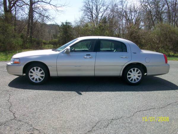 2008 Lincoln Town Car - - by dealer - vehicle for sale in Staunton, VA – photo 2