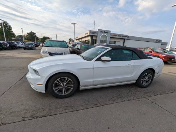 Used 2014 Ford Mustang RWD 2D Convertible/Convertible - cars & for sale in Waterloo, IA – photo 20