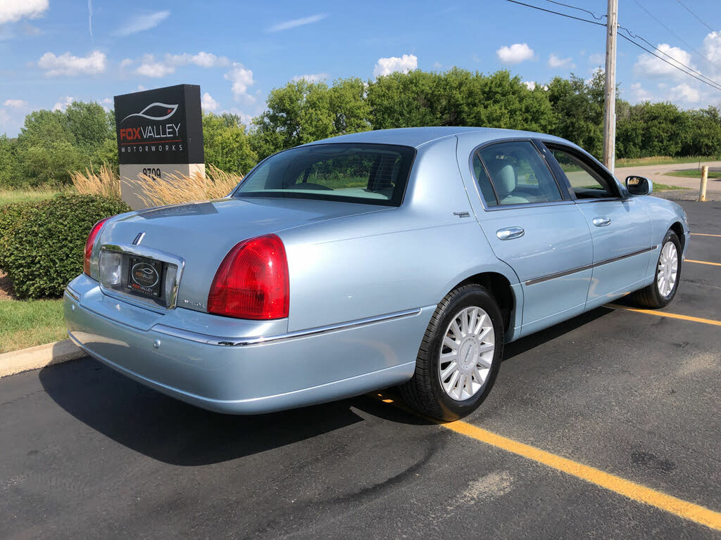 2005 Lincoln Town Car Signature Limited for sale in Lake In The Hills, IL – photo 4