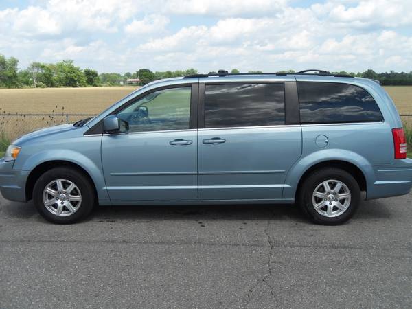 2008 CHRYSLER TOWN & COUNTRY - 3RD ROW - RUNS GREAT for sale in Montrose, MI