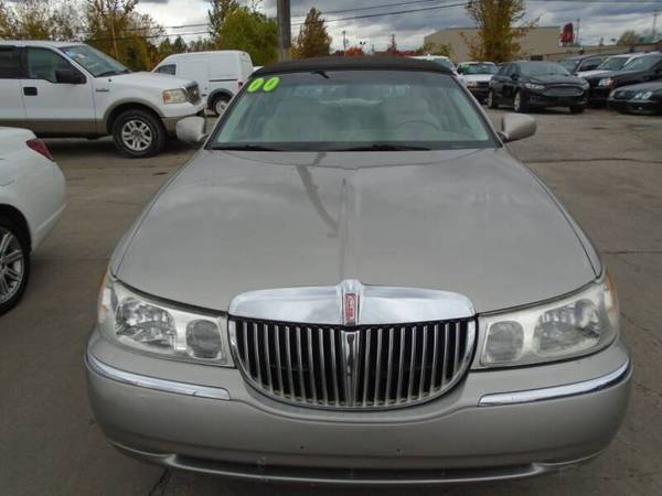 2000 Lincoln Town Car Executive 4dr Sedan 132700 Miles for sale in Toledo, OH – photo 3