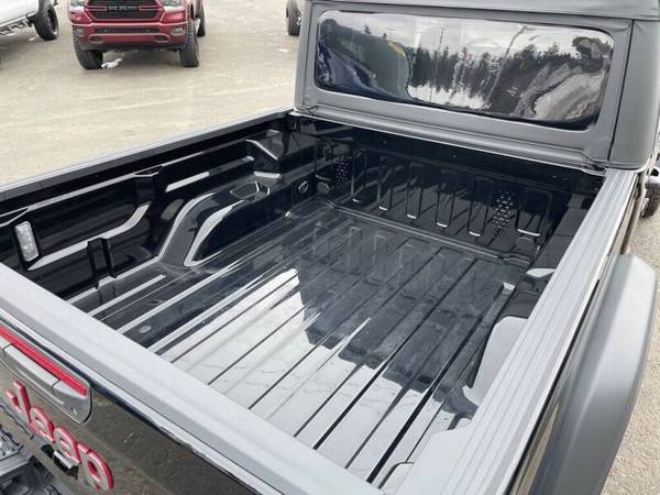 2021 Jeep Gladiator Rubicon 4x4 4dr Crew Cab 5 0 ft SB 38 Miles for sale in Gaylord, MI – photo 24