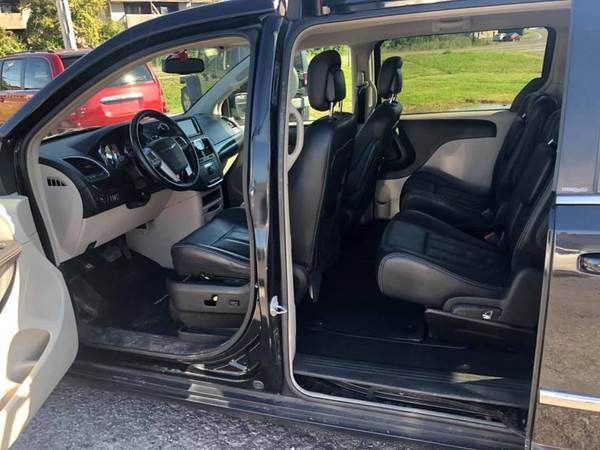 2012 chrysler town & country loaded for sale in Syracuse, NY – photo 6