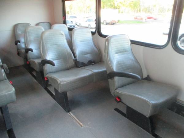 2012 Ford Super Duty F-550 4WD 15-Passenger Turbo Diesel Bus 4X4 F550 for sale in Highland Park, IL – photo 19