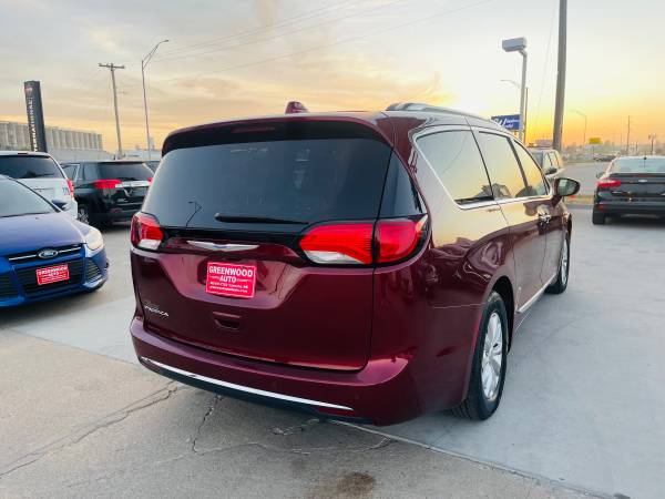 2018 Chrysler Pacifica limited - - by dealer - vehicle for sale in Lincoln, NE – photo 7