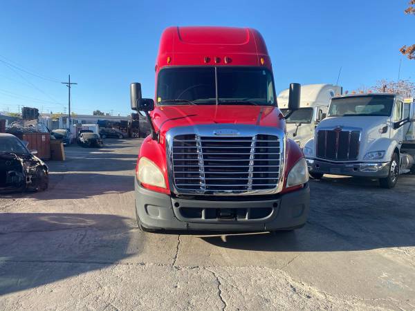 2015 FREIGHTLINER CASCADIA LOW MILES - cars & trucks - by owner -... for sale in Van Nuys, CA – photo 2